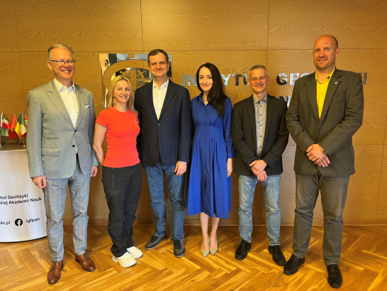Spotkanie w Instytucie Geofizyki PAN. Od lewej: prof. Paweł Rowiński, prof. Monika Kusiak, Ambasador Polski w Wellington Grzegorz Kowal, prof. Beata Orlecka-Sikora, prof. Mariusz Majdański, Krzysztof Otto.