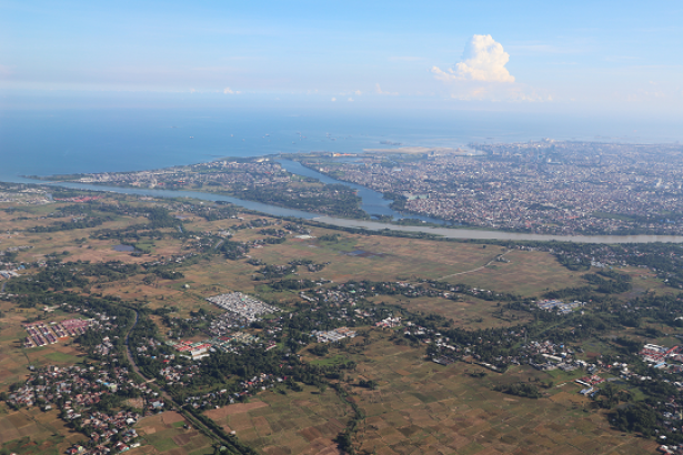 Airplane window view for Makassar, fot. Beata Latos

Sulawesi is the fourth largest and third most populated of the Indonesian islands. Makassar is the capital and the largest urban area of the island, as well as the 8th biggest city in Indonesia with a population of nearly 1.5 million. The city is located west of a mountain chain and is adjacent to the Java Sea. This area constitutes the south-western Sulawesi region, which is particularly prone to flooding. In this region, between 1999 and 2018, nearly half of all natural disasters (46%) were floods. In January 2019, southwest Sulawesi, including Makassar, experienced its largest flood on record.
