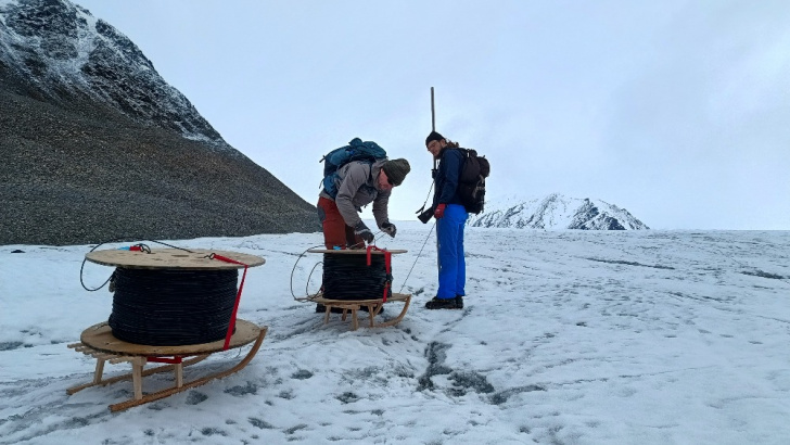 Transporting the cabledrums with sled on the Hans glacier.