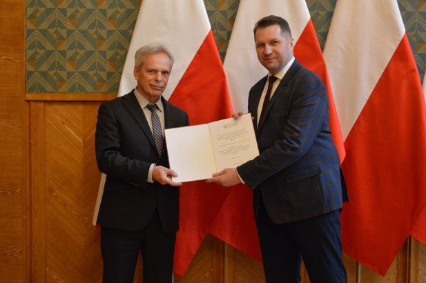 Prof. dr hab. Marek Lewandowski odbiera powołanie z rąk Ministra Przemysława Czarnka, fot. www.gov.pl
