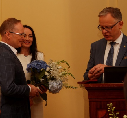 prof. Michał Malinowski odbiera odznaczenie 