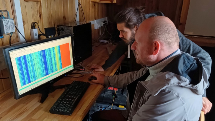 Dane są zapisywane i na bieżąco wyświetlane w domku środowiskowym przy PSP Hornsund, gdzie umieszczone jest urzędzenie odpowiedzialne za przeprowadzenie pomiaru. Fot. Mateusz Olszewski