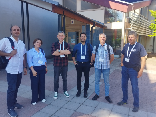 Naukowcy z Instytutu na Sympozjum SEISMIX. Od lewej: Ali Gholami, Toktam Zand, Andrzej Górszczyk, Brij Singh, Mariusz Majdański, Wojciech Czuba