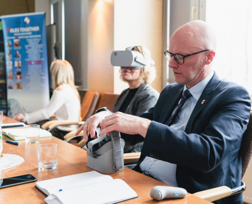 Oglądanie filmu za pomocą gogli VR, fot. MFiPR