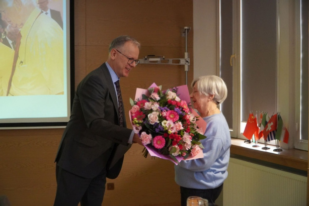1. Dyrektor  Rowiński wręcza kwiaty Pani Profesor
