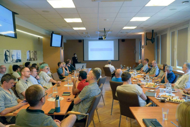 Sala konferencyjna wypełniona słuchaczami obrony.