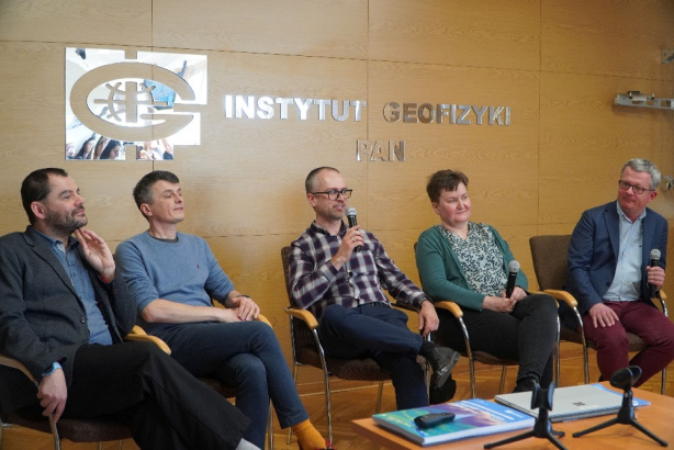 Ekspercki panel dyskusyjny, w którym wzięli udział (od lewej): dr hab. Mateusz Moskalik, dr Bartłomiej Luks, dr hab. Oskar Głowacki, prof. dr hab. inż. Marzena Osuch oraz dr hab. Mateusz Grygoruk