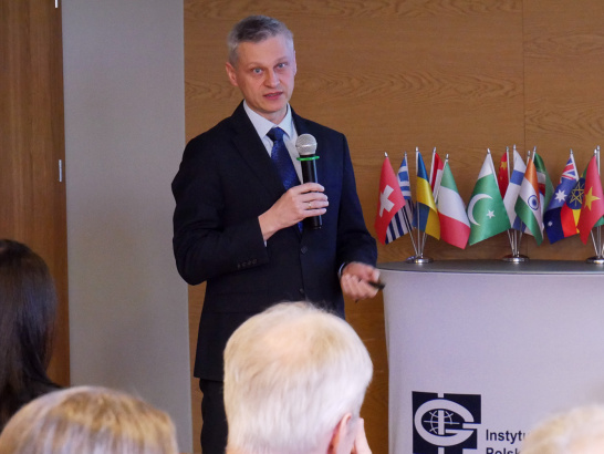Prof. Mariusz Majdański podsumował działalność Instytutu w 2022 roku, pokazując strukturę zatrudnienia, liczbę i punktację publikacji, liczbę projektów w podziale na Zakłady