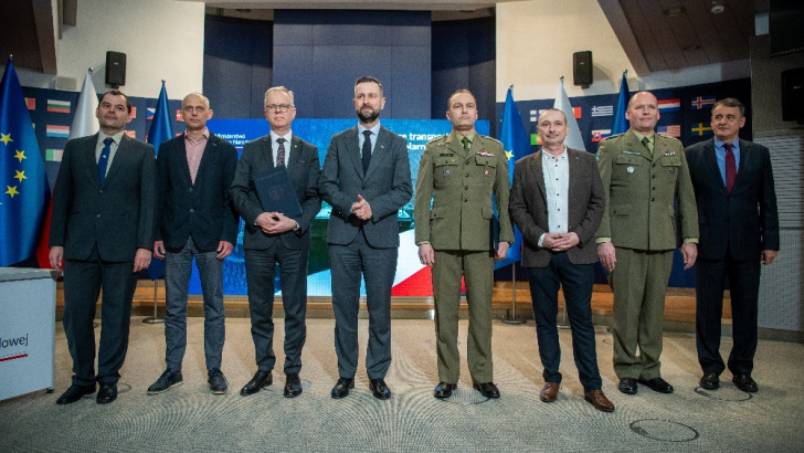 W spotkaniu uczestniczyli (od lewej): 
dr hab. Mateusz Moskalik, dr hab. Rafał Junosza-Szaniawski, profesor Pweł Rowiński, Władysław Kosiniak-Kamysz, płk. Arkadiusz Serocki, dr inż. Marcin Budzyński, gen. bryg. Artur Kołosowski; źródło: MON