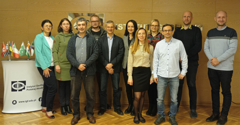 Stoją od lewej: Arleta Roguszewska, Agata Goździk, Lluís Rovira, Piotr Klejment, Mariusz Majdański, Beata Orlecka-Sikora, Anna Cygan, Krzysztof Otto, Miroslav Malinović, z przodu od lewej: Roksana Chmielowska i Grzegorz Lizurek. fot. AZ