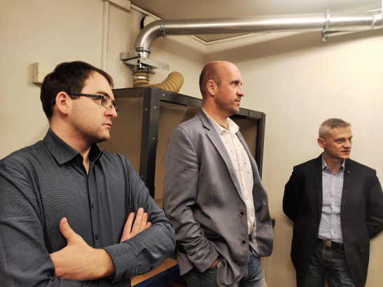 Zwiedzanie Laboratorium TIMS. Na zdjęciu od lewej: Marcin Zimny, Krzysztof Otto, prof. Mariusz Majdański, fot. AZ