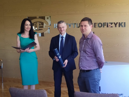 Dr Jakub Guzikowski w towarzystwie Dyrektor Instytut Prof. Beaty Orleckiej-Sikory i dr. hab. Mariusza Majdańskiego, prof. PAN (fot. DP - ASK)